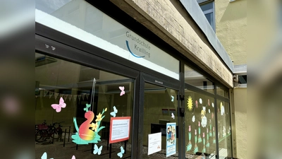 Die Kraillinger Grundschule ist sanierungsbedürftig. Die defekte, nicht mehr reparable Pelletheizung wird im kommenden Winter durch eine Mobilheizung mit Gas ersetzt. Parallel plant die Gemeinde ein neues Heizungssystem. (Foto: Ulrike Seiffert)