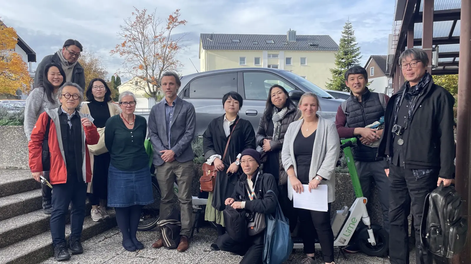 Eine japanische Forschungsgruppe zwar Besuch im Mehrgenerationenhaus Zenja. (Foto: Germeringer Insel)
