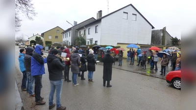 Vom schlechten Wetter an Silvester ließen sich weder Musiker noch Zuhörer abhalten. (Foto: Musikkapelle Gelting)