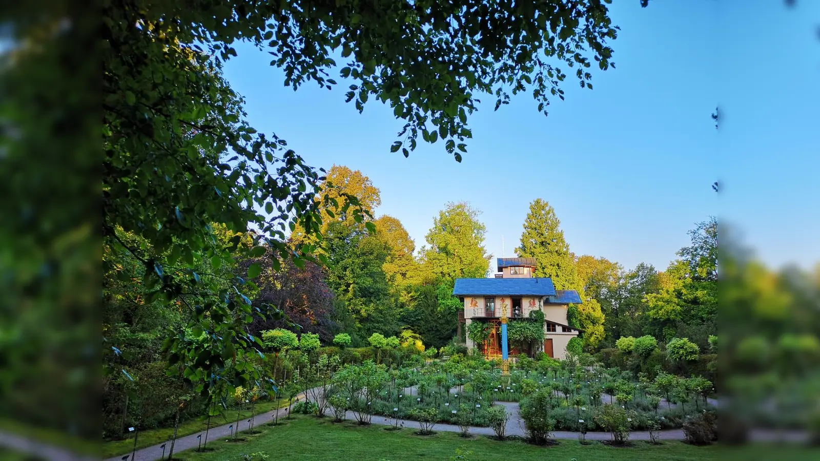 Schöne Ein- und Ausblicke bietet die Roseninsel im Starnberger See. Auf dem Bild ist der Rosengarten mit der Inselvilla, dem Casino, zu sehen. Ludwig II. empfing dort ausgewählte Gäste. (Foto: © Bayerische Schlösserverwaltung)