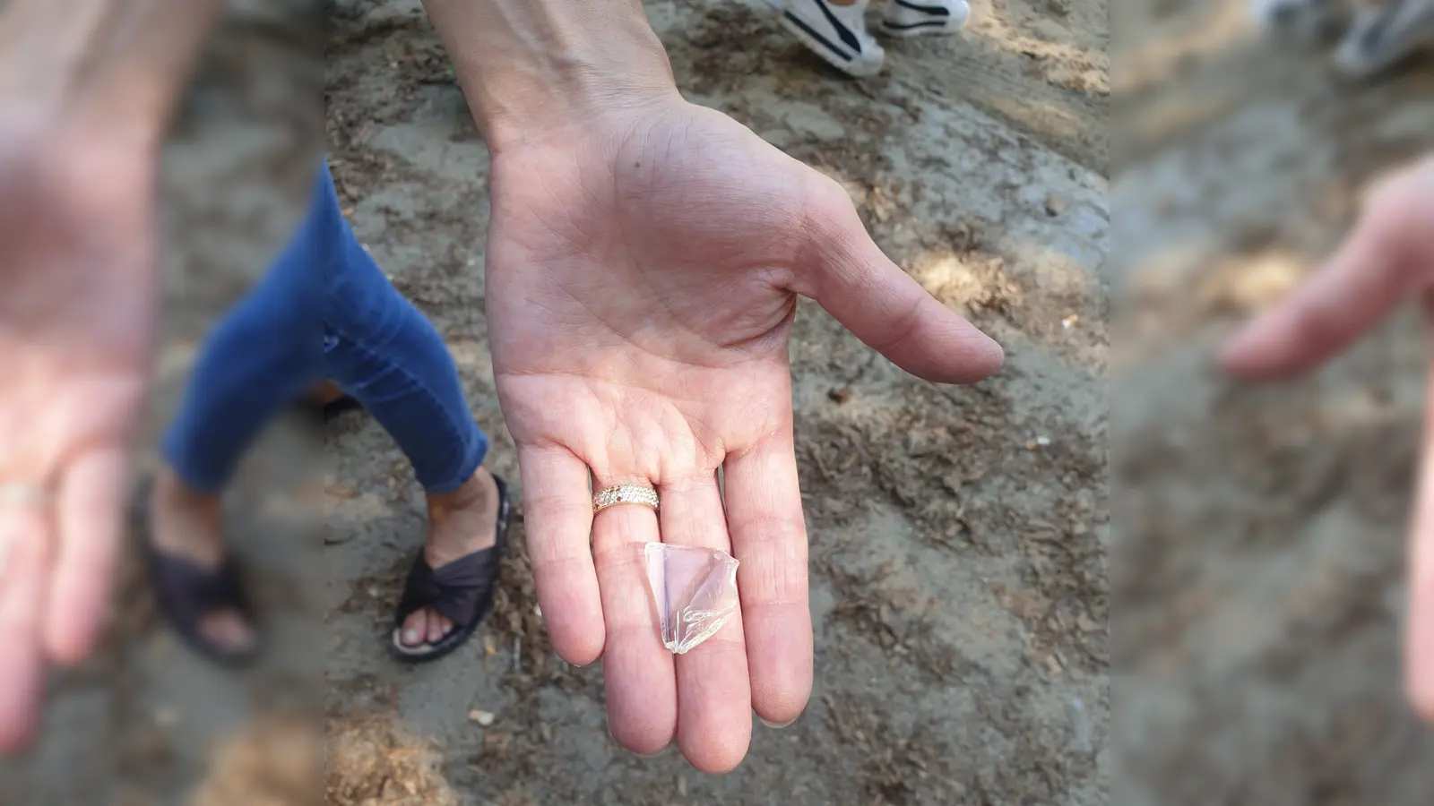 Im Sandkasten am Spielplatz am Joergplatz müssten immer wieder Glasscherben herausgeholt werden, beklagt Alexandra Gaßmann. (Foto: Alexandra Gaßmann)