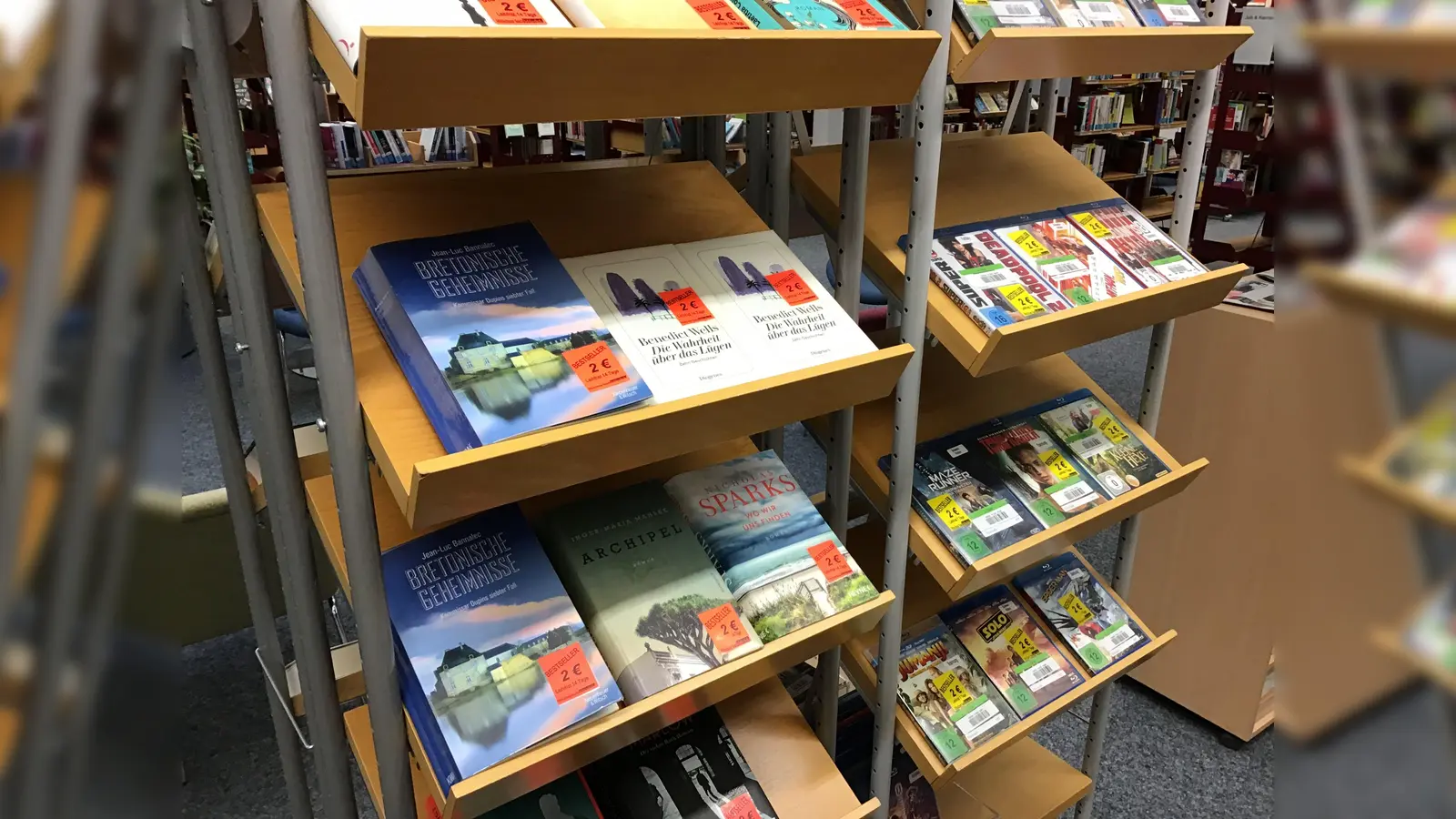 Die Münchner Stadtbibliothek hat zum Wochenbeginn einige ihre Standorte wieder geöffnet - natürlich unter strengen Hygiene-Auflagen. (Foto: Daniel Mielcarek)