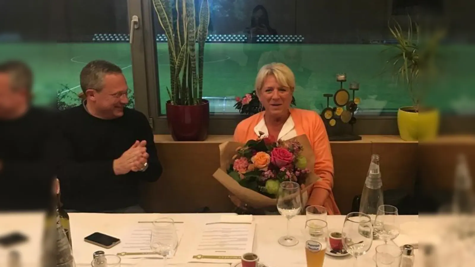 Über ihre Wahl zur Ehrenpräsidentin des TSV Neuried freut sich Marion Höhne-Colberg. Volker Levering, Vorstandsmitglied des TSV Neuried, gratuliert. (Foto: TSV Neuried)