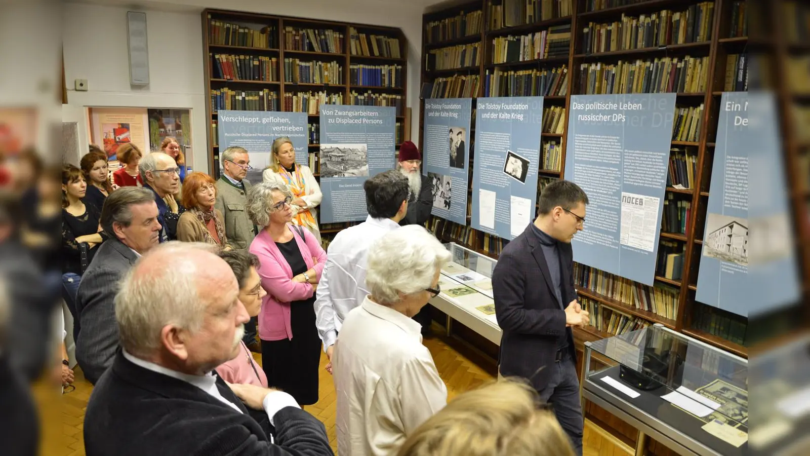 Blick in die Ausstellung "Verschleppt, geflohen, vertrieben" in der Tolstoi-Bibliothek, die dort noch bis 28. Februar zu sehen ist. (Foto: Georg von Welser/Tolstoi-Bibliothe)