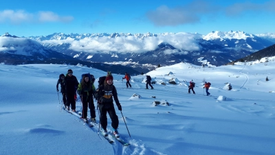 Die Kursteilnehmer im Aufstieg zum Morgenkogel in die Tuxer Alpen.  (Foto: Marcus Rau)