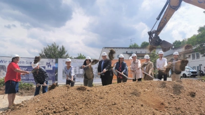 Beim feierlichen Spatenstich (v.l.): Renate Bauer (Einrichtungsleitung), Ludwig Hütinger (Heimbeirat Putzbrunn), Martina Hechel (3. Brgm.), Atena Tirdad-Farhadi (Hitzler Ingeneure), René Pfeifer (LebenshilfeMünchen), Claudia Köhler MdL, Andrea Siemen (Lebenshilfe München), Ulrich Rozehnal (Kreissparkasse), Peter Adrian (KAAN Architekten) und Benedikt Schmid (KAAN Architekten). (Foto: Lebenshilfe)