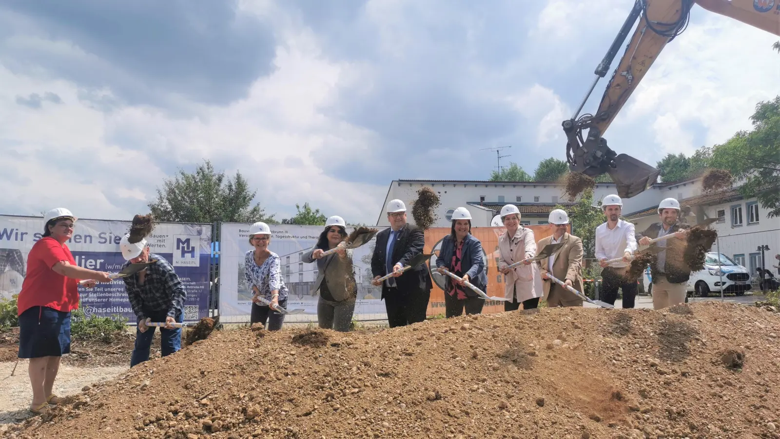 Beim feierlichen Spatenstich (v.l.): Renate Bauer (Einrichtungsleitung), Ludwig Hütinger (Heimbeirat Putzbrunn), Martina Hechel (3. Brgm.), Atena Tirdad-Farhadi (Hitzler Ingeneure), René Pfeifer (LebenshilfeMünchen), Claudia Köhler MdL, Andrea Siemen (Lebenshilfe München), Ulrich Rozehnal (Kreissparkasse), Peter Adrian (KAAN Architekten) und Benedikt Schmid (KAAN Architekten). (Foto: Lebenshilfe)