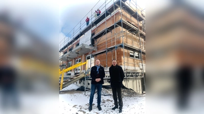 Landrat Robert Niedergesäß und Robert Decker beim Richtfest von der gleichnamigen Wohnbau GmbH vor dem Rohbau in Moosach.  (Foto: Landratsamt Ebersberg )