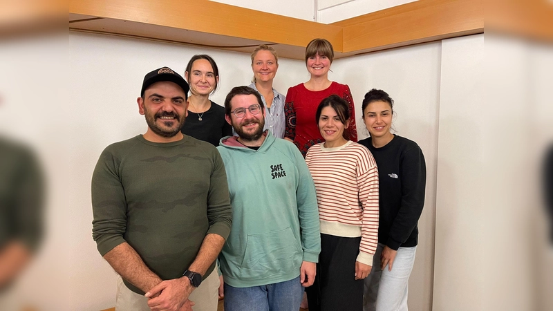 Der neue Elternbeirat: Eyüp Varli, Flo Ruffing, Cansu Gündogdu, Candan Kemahli (vorne v. l.), Yvonne Berchtold, Caro König, Katharina Groth (hinten v. l.). Nicht im Bild: Stephanie Stiegler. (Foto: Kinderhaus Nepomuk)