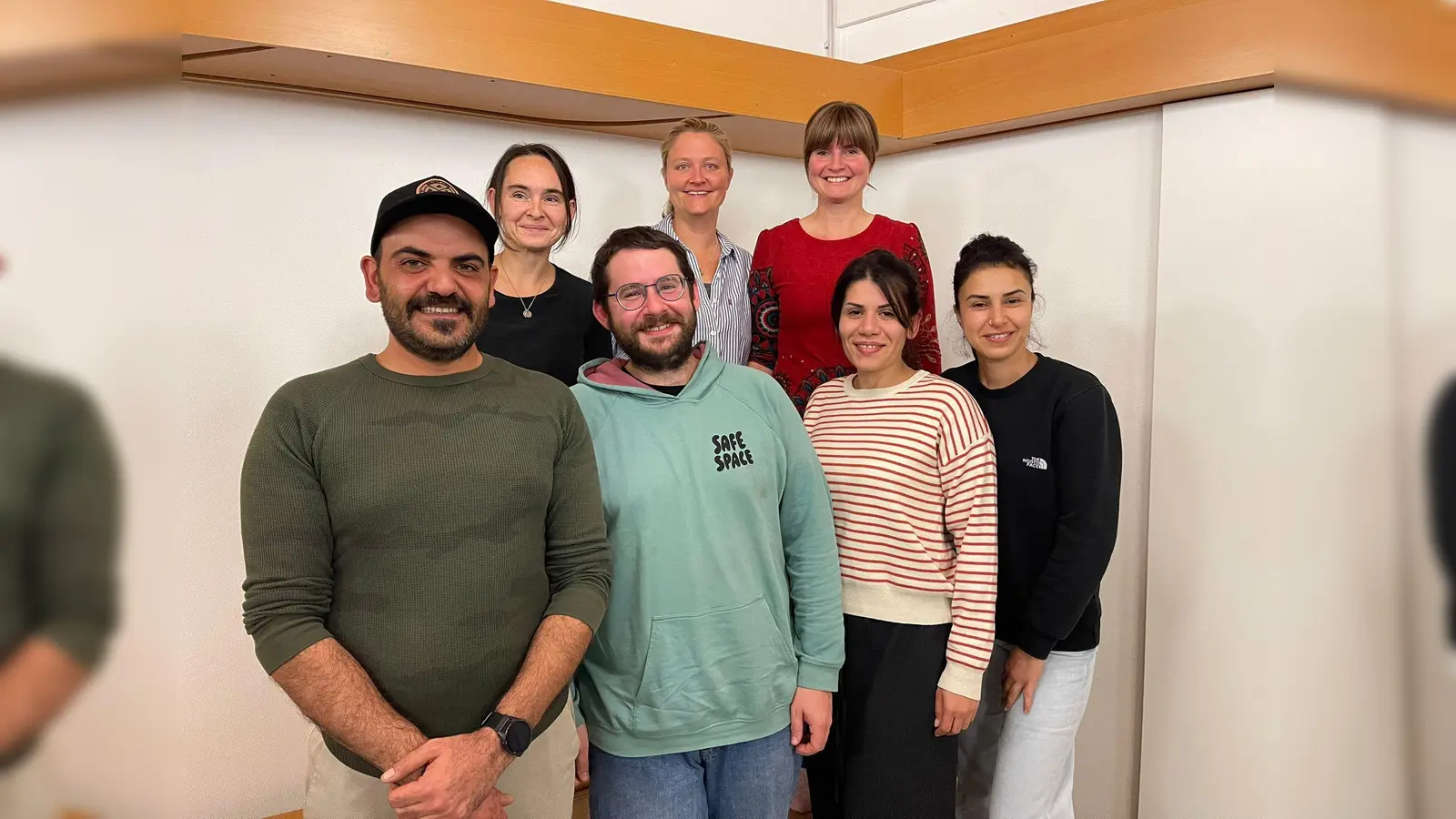 Der neue Elternbeirat: Eyüp Varli, Flo Ruffing, Cansu Gündogdu, Candan Kemahli (vorne v. l.), Yvonne Berchtold, Caro König, Katharina Groth (hinten v. l.). Nicht im Bild: Stephanie Stiegler. (Foto: Kinderhaus Nepomuk)