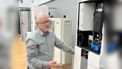 Georg Ziegltrum erklärt die Funktion von Wärmepumpen.  (Foto: Rainer Teschner)
