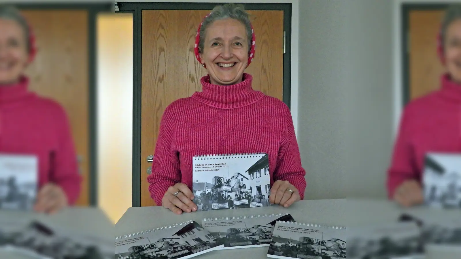 So sieht er aus: Gemeindearchivarin Ursula Lochner freut sich über den Zeitreise-Kalender 2026. (Foto: Ursula Lochner/Gemeindearchivarin)