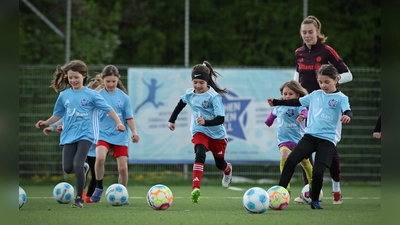 Mädchen an den Ball beim Training. (Foto: BIKU gGmbH, Fotograf Bernd Feil)