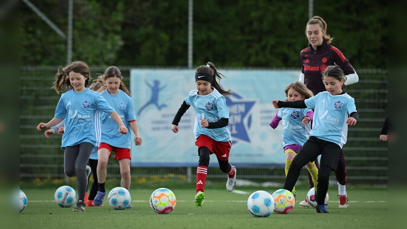 Mädchen an den Ball beim Training. (Foto: BIKU gGmbH, Fotograf Stefan Matzke / sampics)