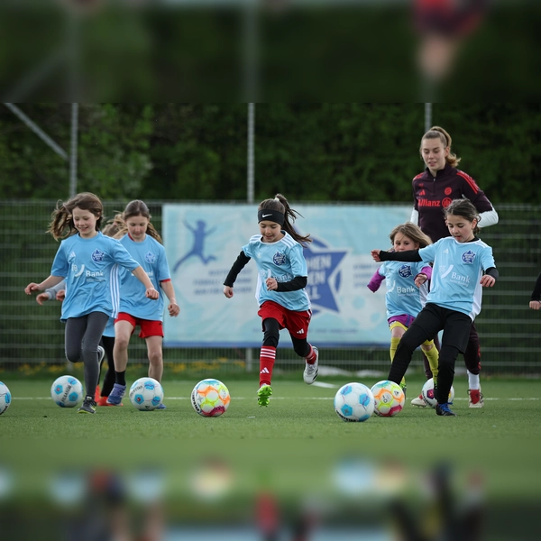 Mädchen an den Ball beim Training. (Foto: BIKU gGmbH, Fotograf Stefan Matzke / sampics)