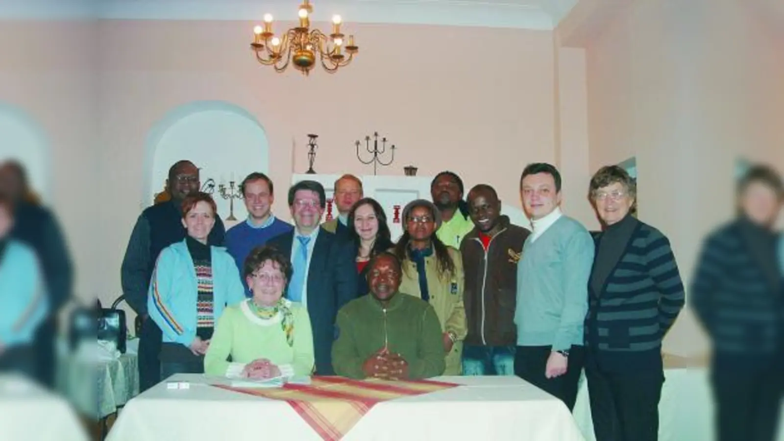 Der Demokratie auf der Spur: Ingeborg Staudenmeyer und Emmanuel Chiroto (beide sitzend) mit den Besuchern aus Harare und Kiew sowie ihren Begleitern. Wolfgang Schwirz (4.v.l.) hatte den Besuch vermittelt. (Foto: bb)