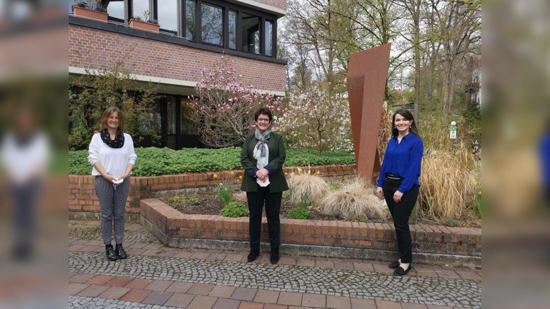Bürgermeisterin Brigitte Kössinger begrüßte Jutta Hagel (links) als Einrichtungsleiterin und Andrea Jentsch (rechts) als Verwaltungsleiterin des Mädchenheims Gauting. (Foto: Caritas)