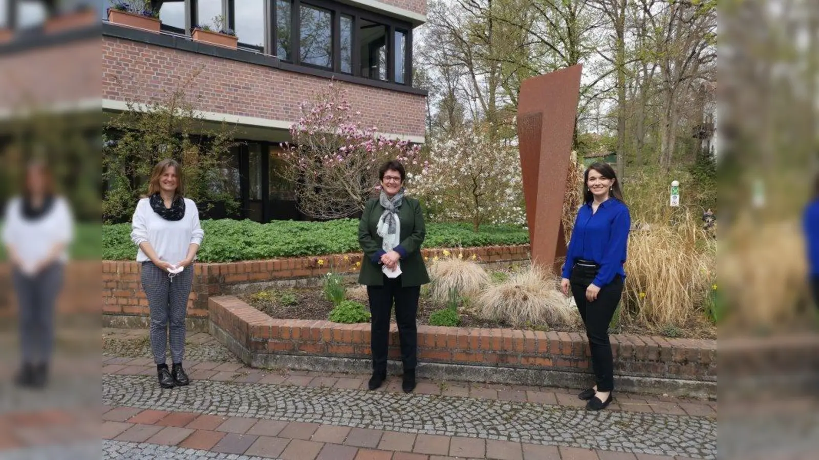 Bürgermeisterin Brigitte Kössinger begrüßte Jutta Hagel (links) als Einrichtungsleiterin und Andrea Jentsch (rechts) als Verwaltungsleiterin des Mädchenheims Gauting. (Foto: Caritas)