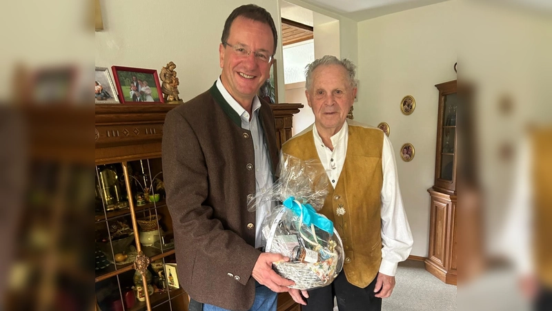 Oberbürgermeister Andreas Haas gratuliert Egon Spachtholz zum 100. Geburtstag. (Foto: Stadt Germering)