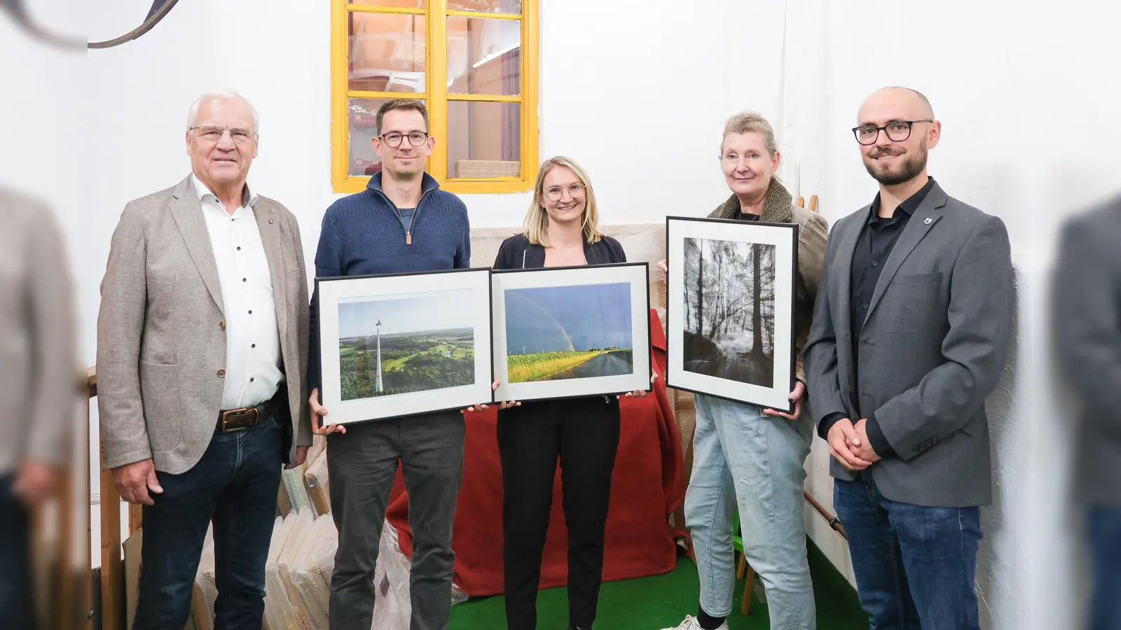 Bei der Preisverleihung (v.l.): Walter Brilmayer (stellvertretender Landrat), Benedikt Altschuh (1. Platz), Patricia Henke (2. Platz), Petra Spanier (3. Platz) und Benedikt Hehn (Klimafolgenanpassungsmanager). (Foto: Landratsamt Ebersberg)