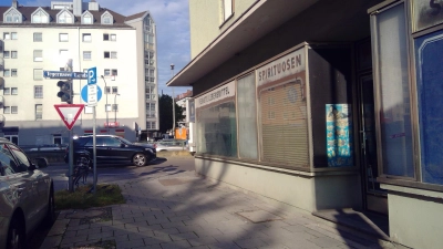 Seit Anfang der 90er Jahre steht der Lebensmittelladen an der Tegernseer Landstraße, Ecke Spixstraße, leer. Jetzt wird er für ein Kunstprojekt wieder zum Leben erweckt. (Foto: bs)