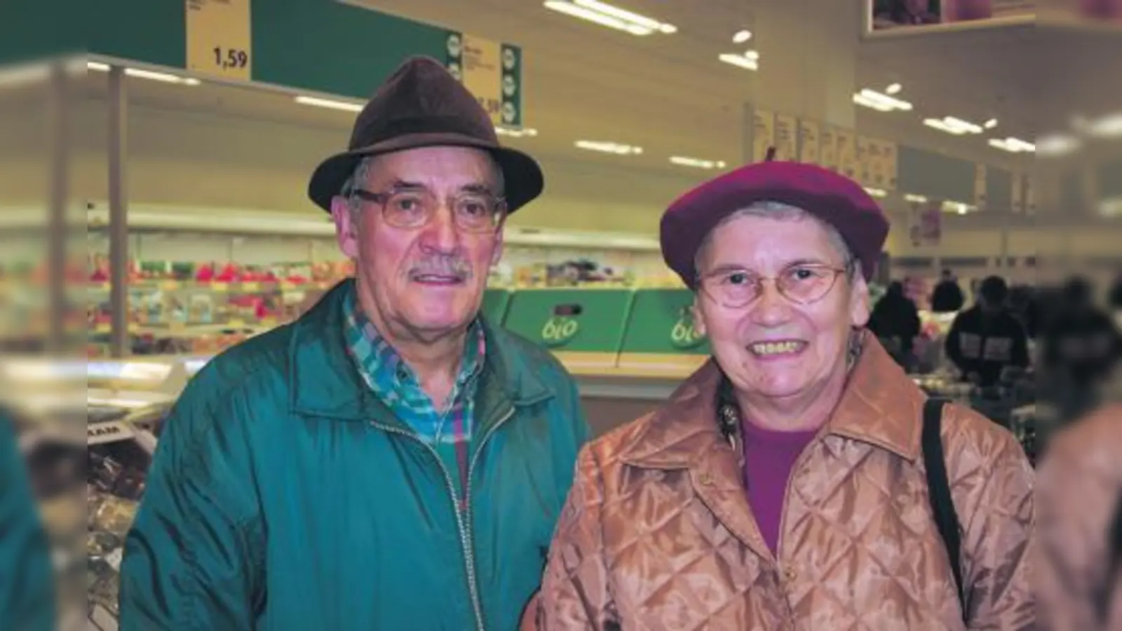 Peter und Gerta Hennig, Poing: „Übersichtlich und schön groß ist sie, die neu Filiale - gefällt uns sehr! Bislang sind wir immer zum ALDI nach Aschheim gefahren, jetzt ist es nur noch ein kurzer Weg. ALDI hat alles im Sortiment, was man braucht, und ist günstig. Wir kaufen hier vor allem Lebensmittel - vom Kaffee über Eier bis zum Obst.” (Foto: ls)