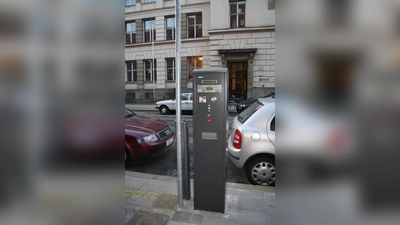 Bald startklar für das Parken mit Lizenz: ein Parkscheinautomat in der Bergmannstraße. (Foto: tg)