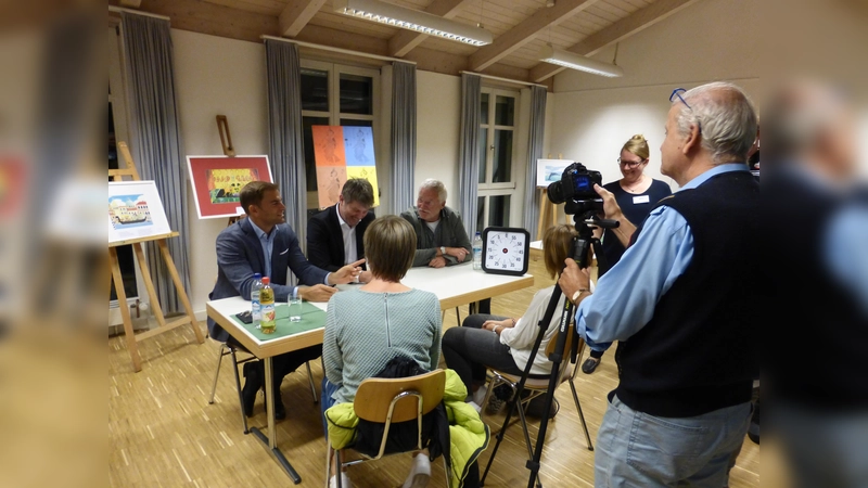 Ein Bürgermeister-Speed-Dating mit (von links) Maximilian Böltl, Thomas Glashauser und Werner van der Weck fand regen Anklang bei den Besuchern. (Foto: vhs olm)