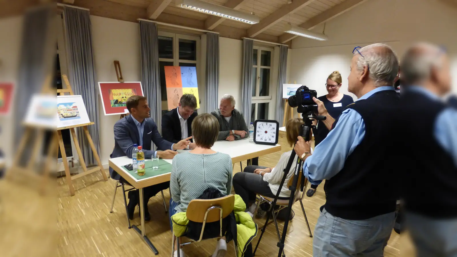 Ein Bürgermeister-Speed-Dating mit (von links) Maximilian Böltl, Thomas Glashauser und Werner van der Weck fand regen Anklang bei den Besuchern. (Foto: vhs olm)