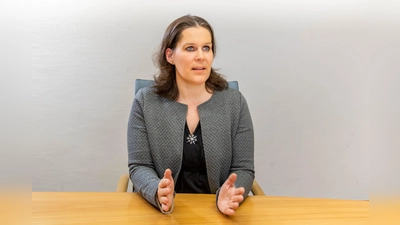 Bürgermeisterin Verena Dietl leitet die Bürgerversammlung. (Foto: Christian Pfaffinger)