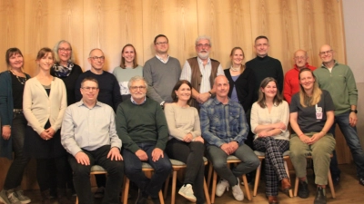 Stehend von links: Rita Lehmann, Veronika Kürzinger, Christine Stadler, Reinhard Stadler, Julia Grasmeier, Peter&nbsp;Schneider-Doll, Martin Heimerl, Regina Stranninger, Michael Lankes, Elmar Streifinger, Gerhard&nbsp;Seemüller;<br>sitzend von links: Florian Socher, Hans Wessner, Susanne Seemüller, Florian Conrad, Doris Schwarz, Franziska&nbsp;Wörz. (Foto: Wählergruppe Um(welt)denken)