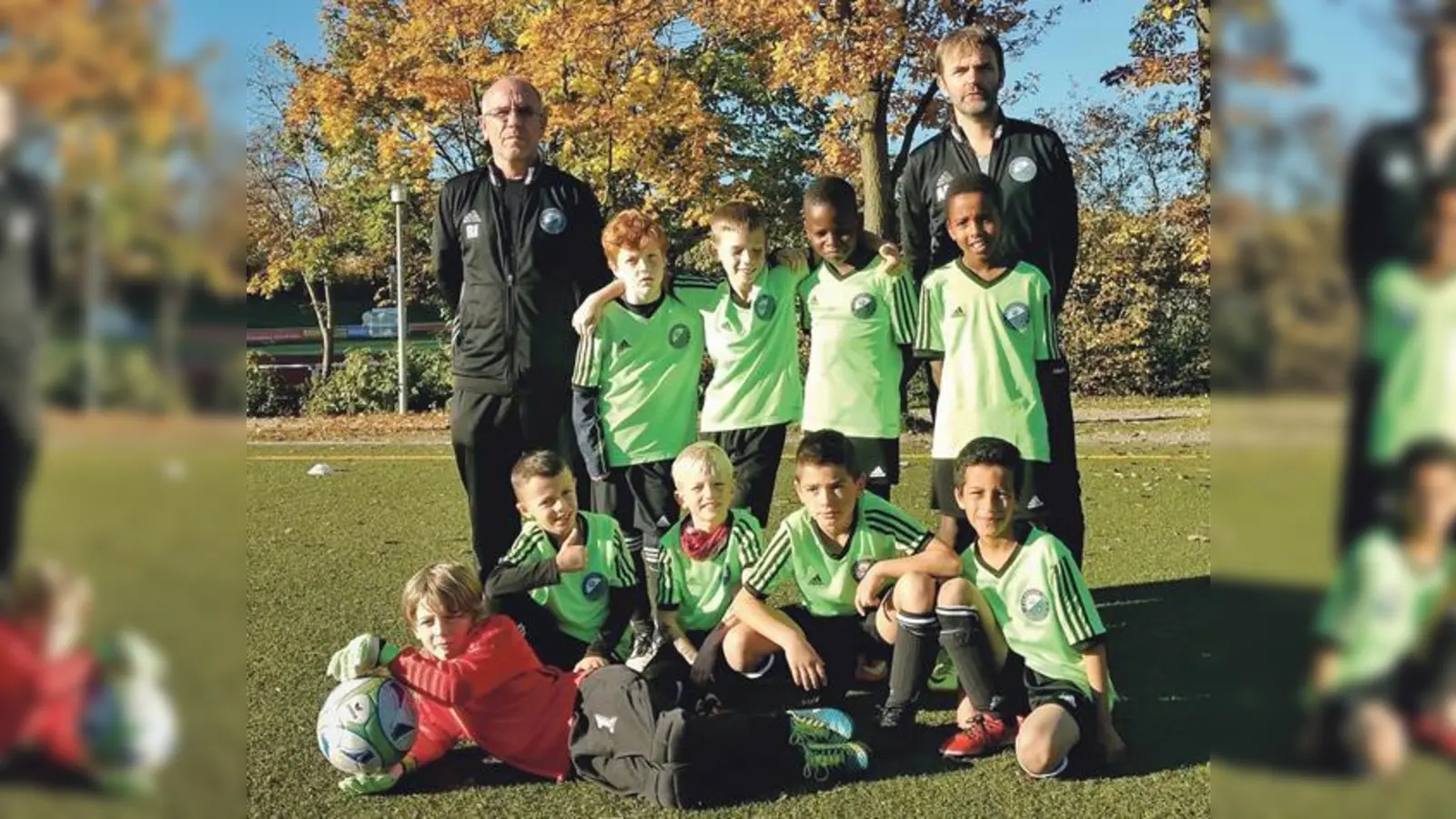 Trainer Ramiz Ibrahimi und Betreuer Andreas Bauer-Panskus mit der F-Jugend des FC Alte Haide.	 (Foto: Verein)