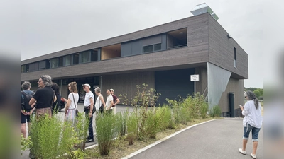 Im Wörthseer Kuckucksheim 3 wurden Wohnungen und Gewerbe in Form eines Supermarkts vereint. Unten rechts: Die Einfahrt für die Lkw zum geräuscharmen Entladen. (Foto: pst)