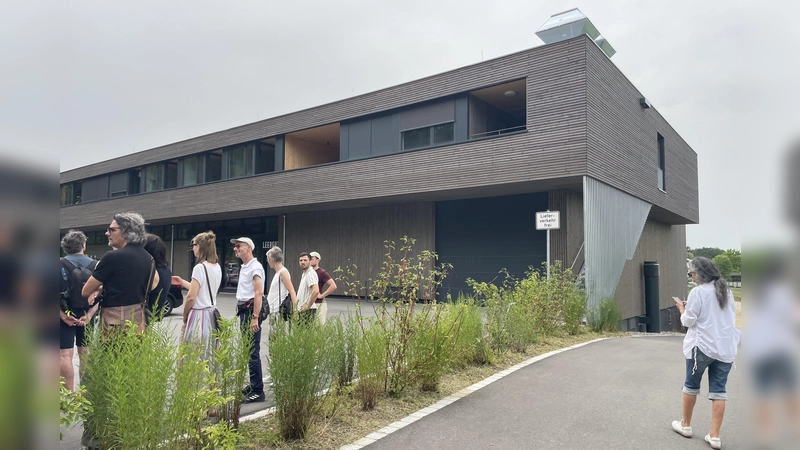 Im Wörthseer Kuckucksheim 3 wurden Wohnungen und Gewerbe in Form eines Supermarkts vereint. Unten rechts: Die Einfahrt für die Lkw zum geräuscharmen Entladen. (Foto: pst)