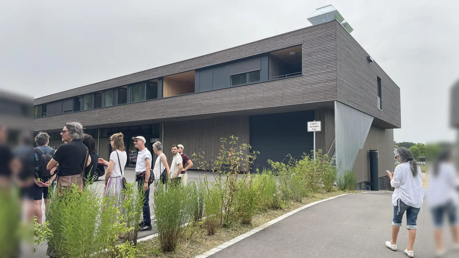 Im Wörthseer Kuckucksheim 3 wurden Wohnungen und Gewerbe in Form eines Supermarkts vereint. Unten rechts: Die Einfahrt für die Lkw zum geräuscharmen Entladen. (Foto: pst)