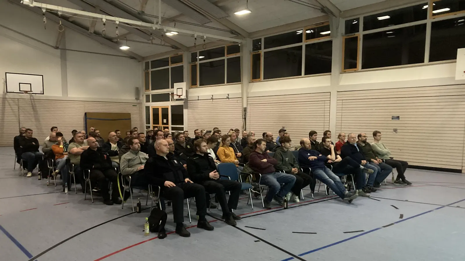 Gut besucht war die Veranstaltung in der Langenpreisinger Turnhalle. (Foto: Kreisbrandinspektion)