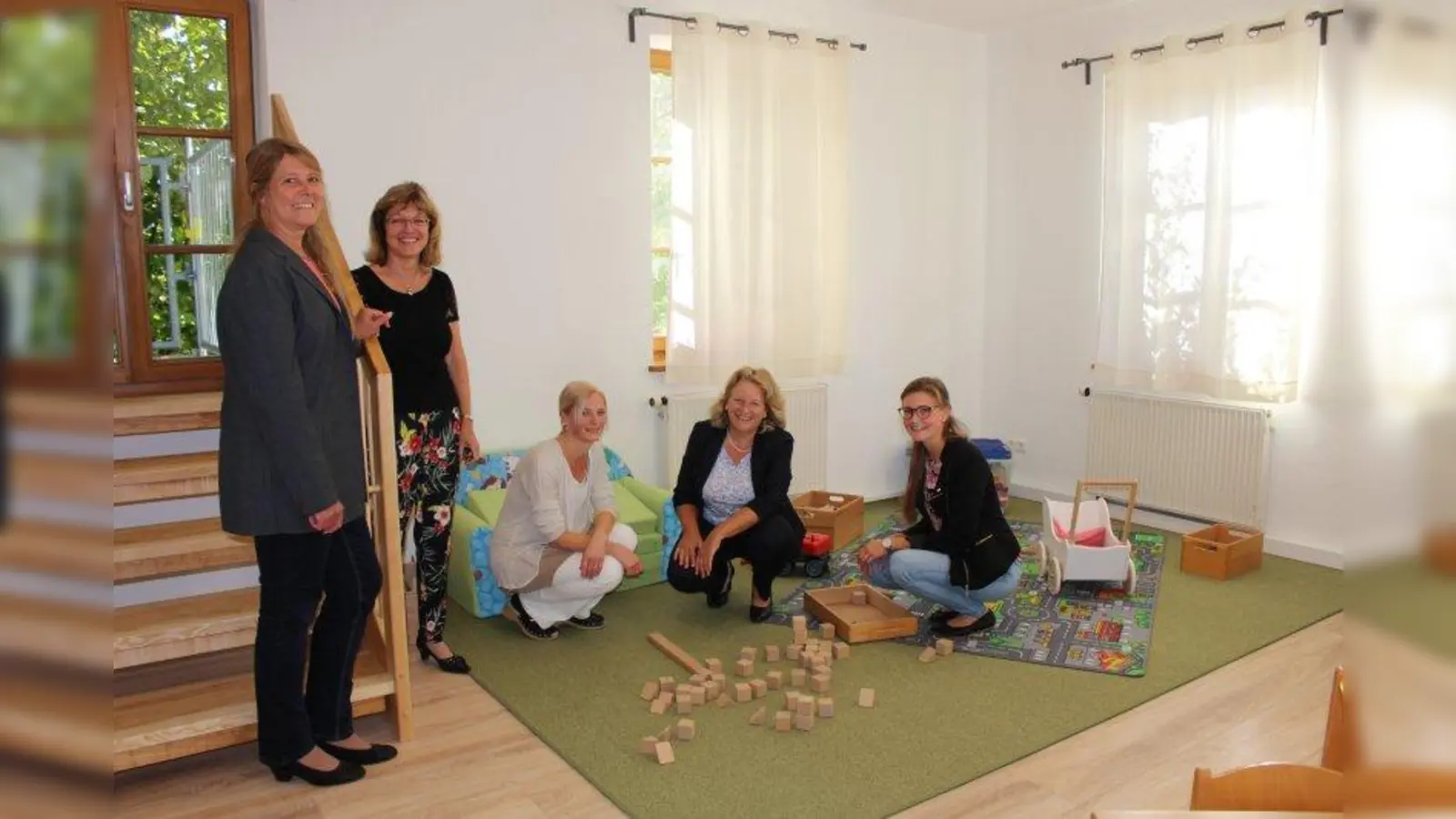 Christina Frei (städtischer Hochbau), Ute Mayer (Jugend, Schulen und Soziales), Margarete Haseidl (Leiterin des Perchtinger Kindergartens), Bürgermeisterin Eva John und Franziska Rott (Liegenschaftsverwaltung) freuen sich über die neuen hellen Betreuungsräume für die Krippenkinder in den ehemaligen Wohnräumen des Perchtinger Kindergartens. (Foto: Stadt Starnberg)