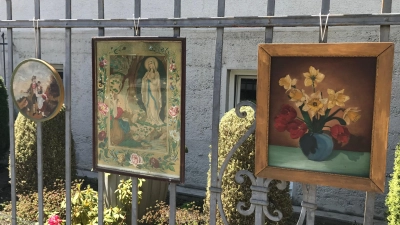 Bei den Hofflohmärkten wird der Gehsteig zur Bühne für die privaten Schätze, die ihren Besitzer wechseln sollen. (Foto: hw)