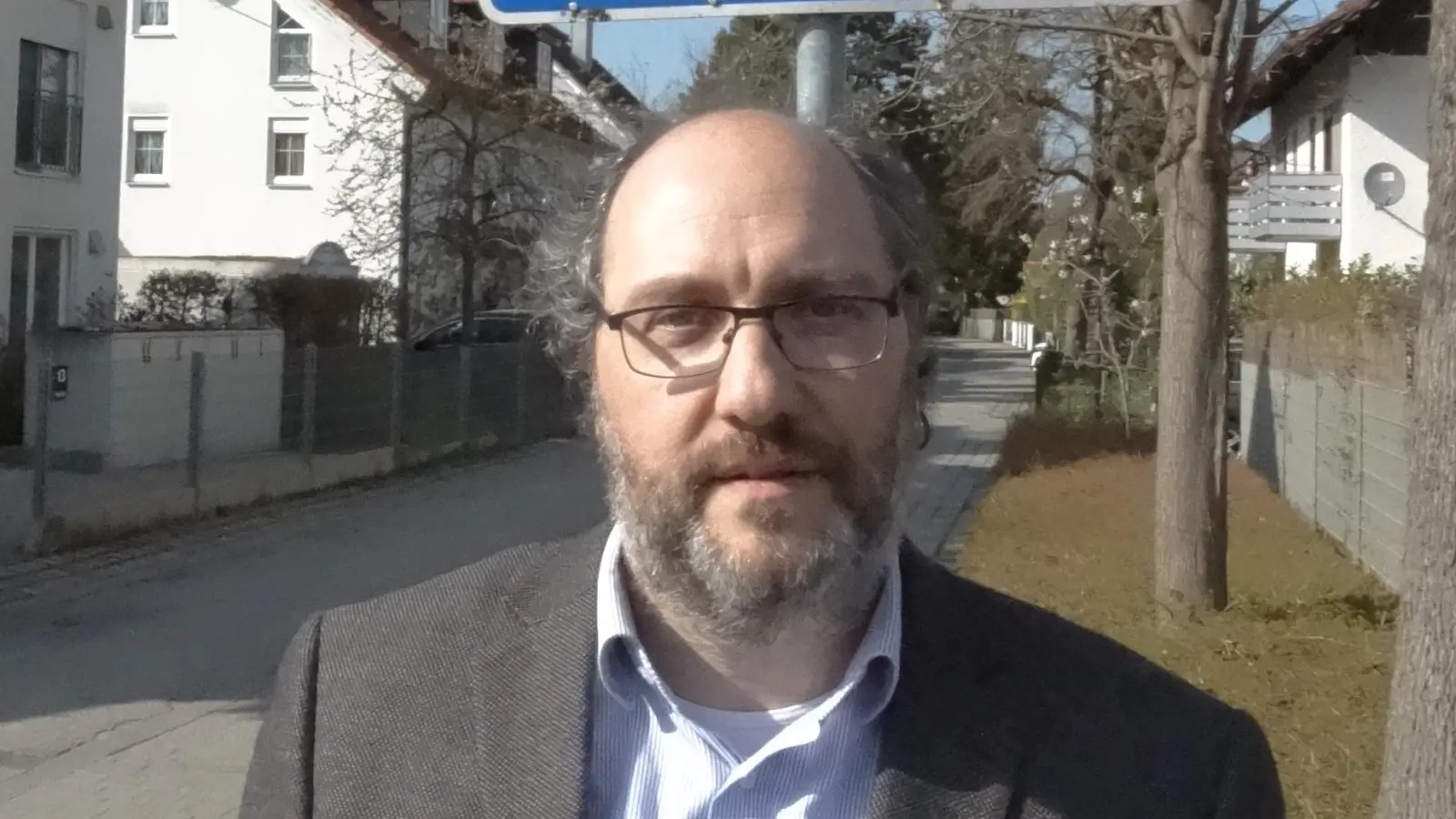 Pascal Fuckerieder, Vorsitzender des Bezirksausschusses Allach-Untermenzing, an der Lindemannstraße. (Foto: tab)