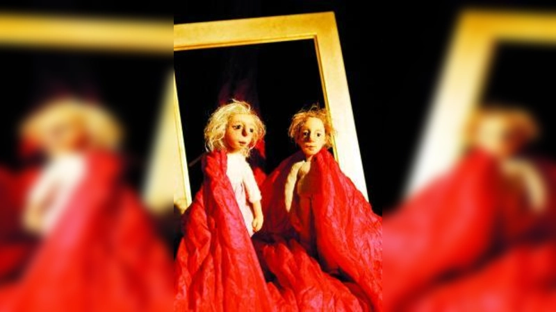 Mit Figuren und Objekten: Das Theater Alpenrod zeigt Romeo und Julia. (Foto: pi)