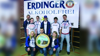 Das Team der FSG „Der Bund“ (v.l.) Stefan Reichhuber, Franziska Schiller, Simone Kahl, Tobias Schrenk, Sebastian Kölbl, Florian Losch und Christian Kuß. Stephan Endres (r.) ist als Betreuer der Mannschaft nicht wegzudenken. (Foto: pi)