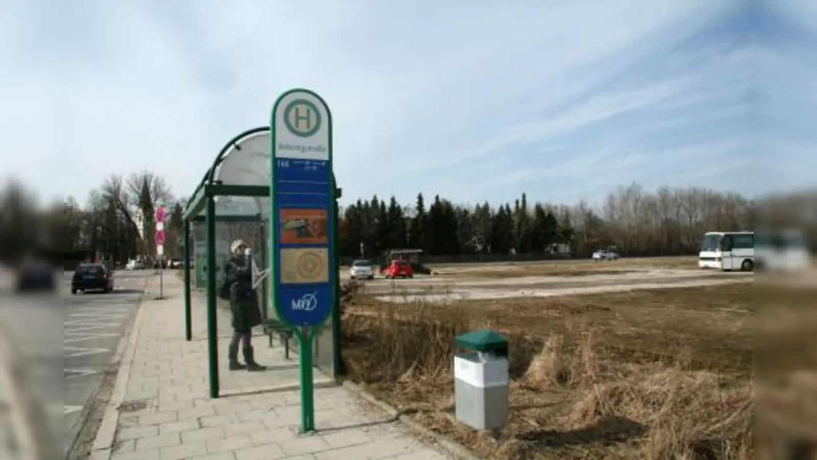 Hier ist bisher Ende für den Bus Nummer 160. Er fährt vom Allacher S-Bahnhof über Pasing und Gräfelfing zum Planegger Gewerbegebiet Steinkirchen. Mit einer Änderung des Fahrplans zum Jahresende soll er weiter zum Planegger S-Bahnhof fahren. (Foto: US)