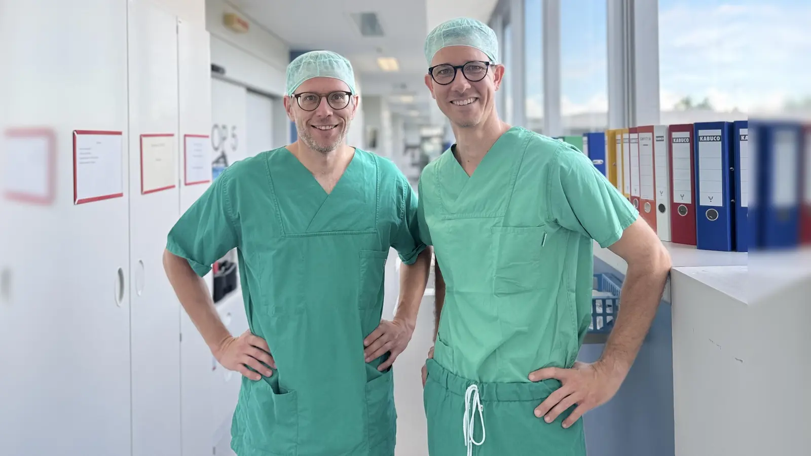 Zwei Operateure aus zwei Kliniken sind zusammen ein starkes Team für Patientinnen und Patienten mit Krebs der Leber und der Bauchspeicherdrüse – Prof. Dr. Jan D‘ Haese, Chefarzt Allgemein-, Viszeral-, Gefäß- &amp; Endokrine Chirurgie des Krankenhaus Agatharied (links) und Dr. Alexander Gratz, Chefarzt der Allgemeinen und Speziellen Viszeralchirurgie in Ebersberg (rechts). (Foto: Krankenhaus Agatharied )