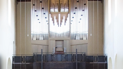 Erklingt seit zehn Jahren: Die Orgel in der neuen Pfarrkirche St. Martin ist von der bekannten Schweizer Orgelbaufirma Goll erbaut worden. (Foto: Bernhard Hofmann)