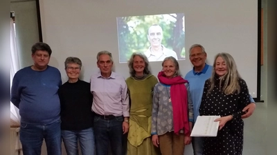 Voller Tatendrang, der neue Vorstand des Talentetausch Grafing (v.l.): Die Kassenprüfer Werner Schubert und Gertraud Egerer. Die neuen Vorstandsmitglieder Bernd Tielebörger, Michaela Müller, Carolin Glück, Oliver Haunschild und Barbara Winhart. (Foto: Talentetausch Grafing)