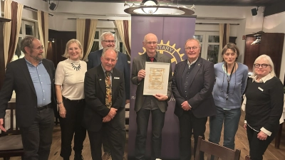 Dr. Günter Riedner (3.v.r.) überreichte den Hartmut Johnsen-Preis an Hans-Joachim Stumpf (4.v.r.), der mit seinem gesamten Vorstands-Team zur Preisverleihung gekommen war.<br> (Foto: privat)