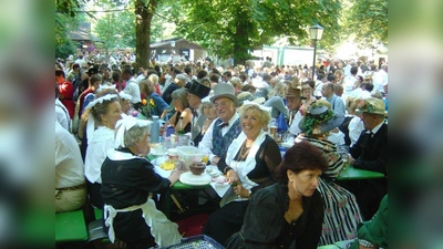 Ob im Dienstbotengewand oder in der Tracht - beim Kocherlball trifft sich das Volk. (Foto: pi)
