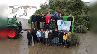 In Vaterstetten waren 23 Helfer mit 5 Fahrzeugen unterwegs und sammelten insgesamt 1.500 Christbäume ein. (Foto: JU)