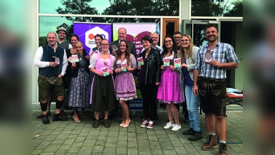 Zum Auftakt der Präventionskampagnen „Sichere Wiesn für Mädchen und Frauen“ und „WiesnGentleman“ besuchte Landrat Christoph Göbel (hinten Mitte) den Pausenhofstand am Gymnasium Kirchheim. (Foto: Kreisjugendring München-Land)