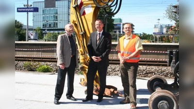 Zwölf Monate lang wird der S-Bahn-Halt Heimeranplatz Baustelle sein. Bei der Präsentation des Projekts (v.l.): BA-Vorsitzender Ludwig Wörner, Bahnhofsmanager Heiko Hamann und Bauleiter Rainer Friedl. (Foto: tg)
